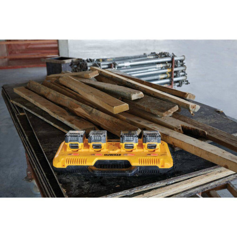 DCB104-QW XR Ładowarka wielonapięciowa 8 A z 4 gniazdami DeWalt