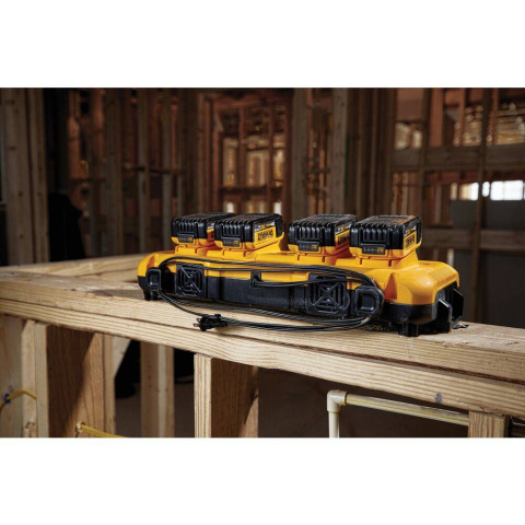 DCB104-QW XR Ładowarka wielonapięciowa 8 A z 4 gniazdami DeWalt