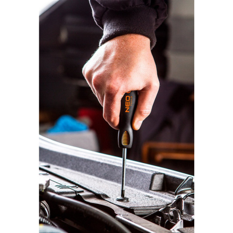 ZESTAW ŚRUBOKRĘTÓW WKRĘTAKI 8 SZTUK Z MAGNESEM PŁASKICH I KRZYŻOWYCH 04-207 NEO TOOLS 04-207