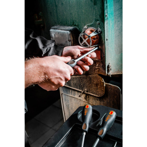 ZESTAW ŚRUBOKRĘTÓW WKRĘTAKI 8 SZTUK Z MAGNESEM PŁASKICH I KRZYŻOWYCH 04-207 NEO TOOLS 04-207