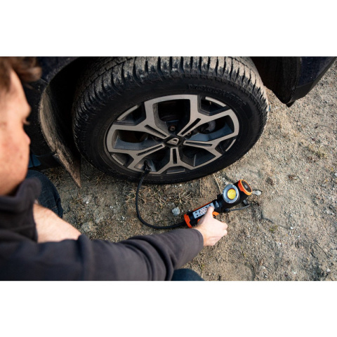 Lampka latarka warsztatowa 800lm z wbudowanym kompresorem NEO TOOLS kompresor 99-130