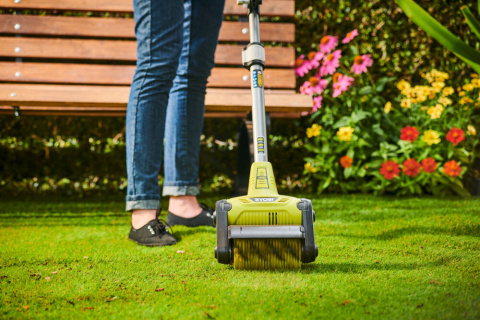 Urządzenie akumulatorowe do czyszczenia tarasów i patio 18V ONE+ z akumulatorem 4.0 Ah i ładowarką RY18PCB-140