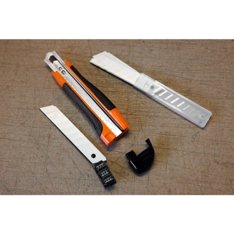 Nóż noże z ostrzem łamanym + ostrza zestaw pakiet 26 elementów 9mm 18mm NEO TOOLS 63-714