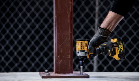 Klucz udarowy bezszczotkowy akumulatorowy lekki i poręczny Dewalt DCF921N-XJ