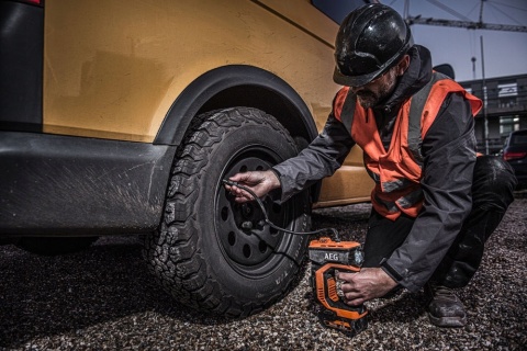 Kompresor akumulatorowy pompka do pompowania kół taczek rowerów 18V AEG BK18C-0