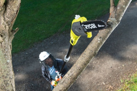 RYOBI AKUMULATOROWA PILARKA ONE+ 18V DO GAŁĘZI Z PROWADNICĄ 200MM