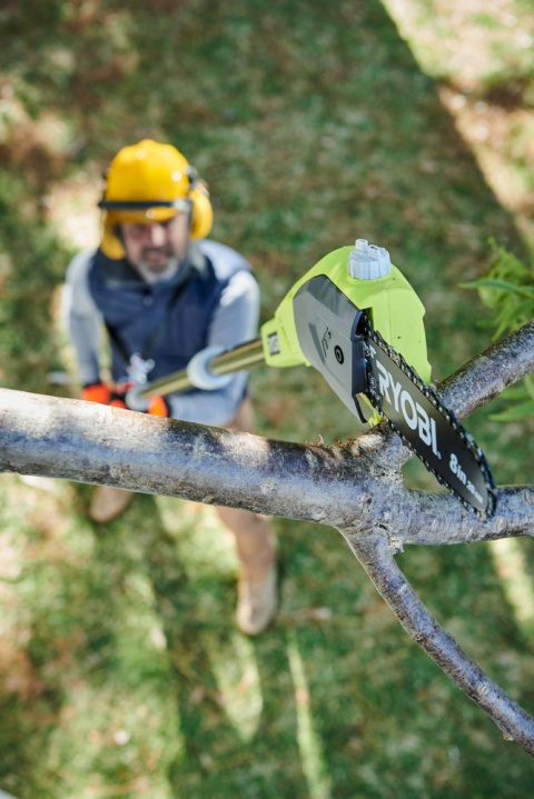 RYOBI AKUMULATOROWA PILARKA ONE+ 18V DO GAŁĘZI Z PROWADNICĄ 200MM