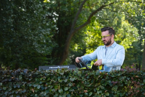 Nożyce do żywopłotu 55cm i podkaszarka 30cm 18V ONE+ w zestawie z akumulatorem 2.0Ah i ładowarką RY18LT18HTA-120