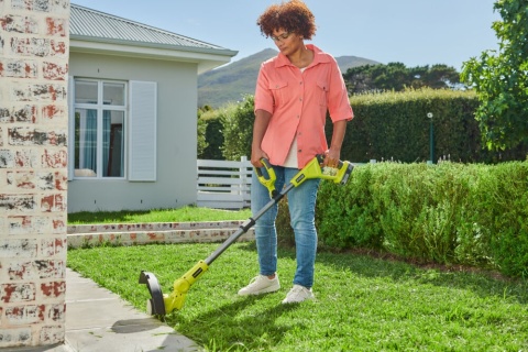 Nożyce do żywopłotu 55cm i podkaszarka 30cm 18V ONE+ w zestawie z akumulatorem 2.0Ah i ładowarką RY18LT18HTA-120