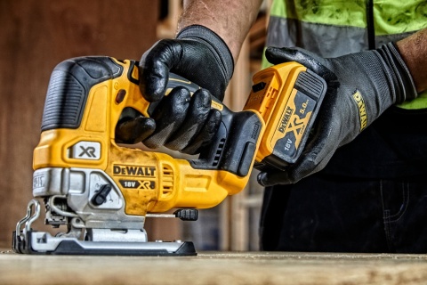 WYRZYNARKA AKUMULATOROWA 18V XR 135MM BODY DEWALT