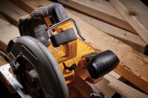 Pilarka Tarczowa 190mm 18V XR Wersja Solo + Walizka TSTAK Do Cięcia Drewna i Metalu DEWALT DCS573NT