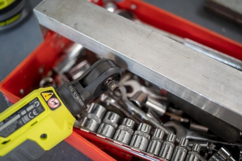 GRZECHOTKA AKUMULATOROWA KLUCZ ZAPADKOWY DO ŚRUB 1/4" 18V 60 Nm RYOBI R18RW2-0