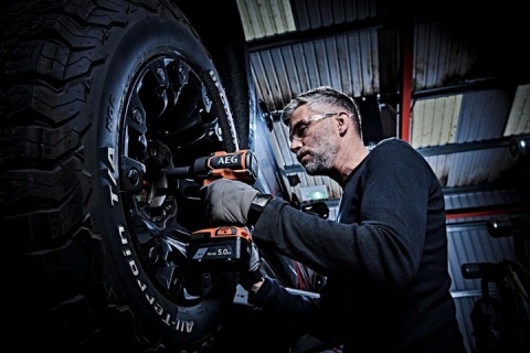 Klucz udarowy akumulatorowy 785 Nm z silnikiem bezszczotkowy mechaniczny 18V BSS18MTF12BL-0 AEG