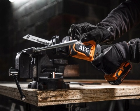 Piła szablasta subkompaktowa akumulatorowa bezszczotkowy silnik 18V AEG BUS18SBL-0