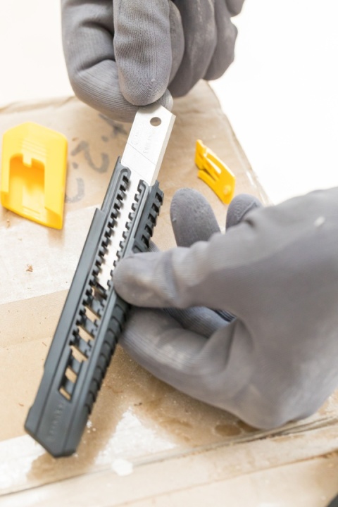 NÓŻ ŁAMANY SM18 NOŻYK SEGMENTOWY 18MM 1-10-151 STANLEY