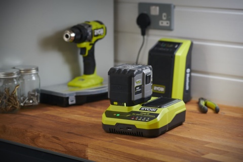 SZYBKA ŁADOWARKA DO AKUMULARORÓW8A TECHNOLOGIA ONE + 18 V RC18180 RYOBI