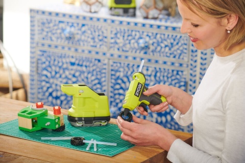 Mini pistolet do klejenia Bezprzewodowy akumulatorowy 18 V 7 mm Ryobi RGLM18-0