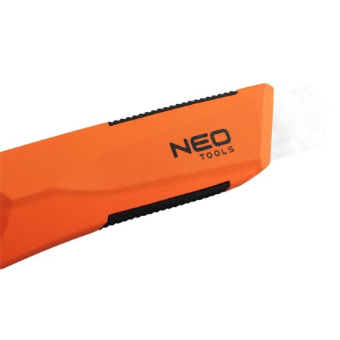 Nóż metalowy z ostrzem łamanym 18 mm gumowane wykończenie gumowany uchwyt ostrze segmentowe NEO TOOLS 63-060