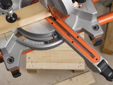 Piła ukośnica 254 mm – precyzyjna i wydajna piła do drewna i metalu, mocna, niezawodna, idealna do warsztatu AEG PS254L