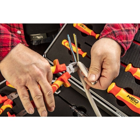 Zestaw szczypiec i wkrętaków 1000V narzędzia dla elektryka 13 sztuk w walizce NEO TOOLS 01-234