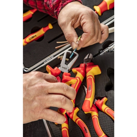 Zestaw szczypiec i wkrętaków 1000V narzędzia dla elektryka 13 sztuk w walizce NEO TOOLS 01-234