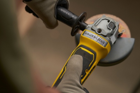 Szlifierka kątowa 18V FatMax V20 moc precyzja i niezawodność dla profesjonalistów Stanley SFMCG700B