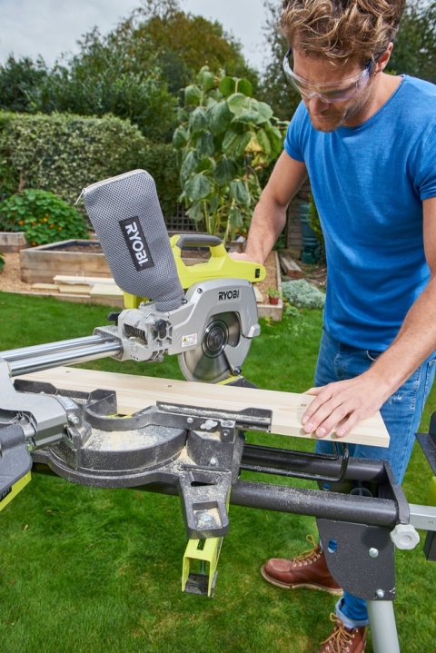 UKOŚNICA Z POSUWEM AKUMULATOROWA 18V ONE + TARCZA 216mm R18MS216-0 RYOBI