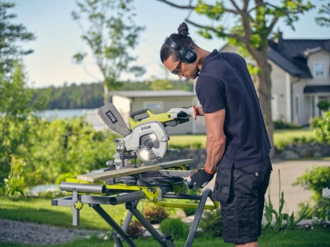 UKOŚNICA Z POSUWEM AKUMULATOROWA 18V ONE + TARCZA 216mm R18MS216-0 RYOBI