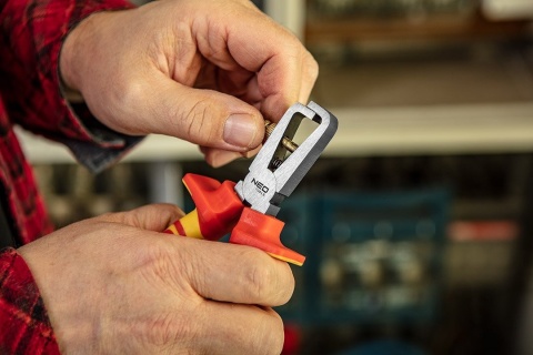 SZCZYPCE DO ZDEJMOWANIA IZOLACJI STAL CHROMOWO-WANADOWA 160MM 1000V 01-229 NEO TOOLS