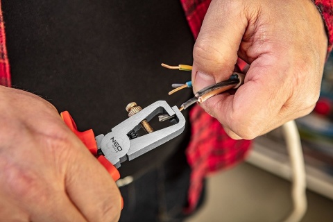 SZCZYPCE DO ZDEJMOWANIA IZOLACJI STAL CHROMOWO-WANADOWA 160MM 1000V 01-229 NEO TOOLS