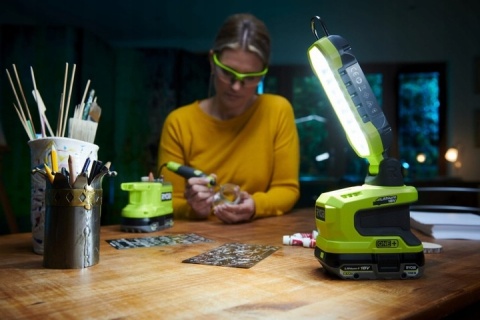 Lampa akumulatorowa Ryobi R18ALP-0 18V 900 lumenów przenośne oświetlenie LED do warsztatu i domu