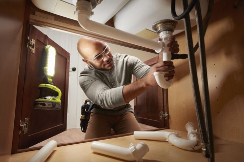 Lampa akumulatorowa Ryobi R18ALP-0 18V 900 lumenów przenośne oświetlenie LED do warsztatu i domu