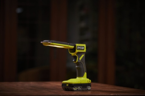 Lampa panelowa składana i gotowa do pracy lampe można obracać o 325° LED 18V Ryobi RSL18-0