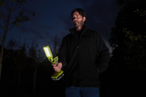 Lampa panelowa składana i gotowa do pracy lampe można obracać o 325° LED 18V Ryobi RSL18-0