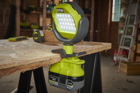 Lampa zaciskowa 18V 900 lm 2 tryby kompaktowa i przenośna idealna do warsztatu i pracy w terenie Ryobi RLCL18-0