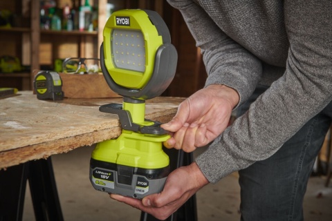 Lampa zaciskowa 18V 900 lm 2 tryby kompaktowa i przenośna idealna do warsztatu i pracy w terenie Ryobi RLCL18-0