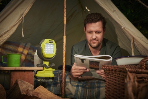 Lampa zaciskowa 18V 900 lm 2 tryby kompaktowa i przenośna idealna do warsztatu i pracy w terenie Ryobi RLCL18-0