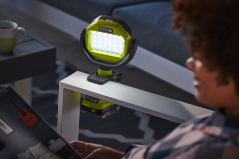 Lampa zaciskowa 18V 900 lm 2 tryby kompaktowa i przenośna idealna do warsztatu i pracy w terenie Ryobi RLCL18-0
