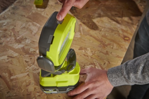 Lampa zaciskowa 18V 900 lm 2 tryby kompaktowa i przenośna idealna do warsztatu i pracy w terenie Ryobi RLCL18-0