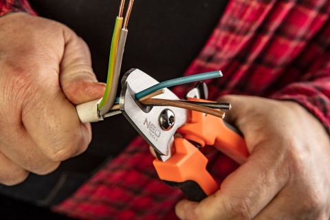 OBCINAK DO KABLI MIEDZIANYCH I ALUMINIOWYCH Z OSTRZAMI SIERPOWYMI 185 MM NEO TOOLS 01-510