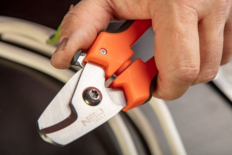 OBCINAK DO KABLI MIEDZIANYCH I ALUMINIOWYCH Z OSTRZAMI SIERPOWYMI 185 MM NEO TOOLS 01-510