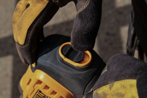 Myjka ciśnieniowa kompaktowa akumulatorowa 1000 PSI do szybkiego mycia auta i tarasu DEWALT DCMPW1000N-XJ