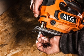 Wyrzynarka akumulatorowa BST 18X2 18V bez akumulatora AEG