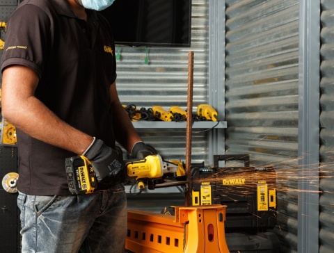 Akumulatorowa szlifierka kątowa DeWalt DCG405NT 125mm 18V + Walizka