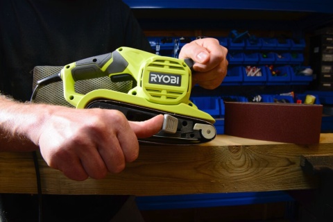 Sieciowa szlifierka taśmowa wydajny silnik o mocy 800 W możliwość regulacji RBS800 RYOBI