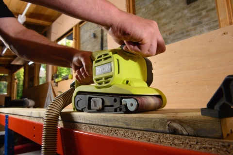 Sieciowa szlifierka taśmowa wydajny silnik o mocy 800 W możliwość regulacji RBS800 RYOBI