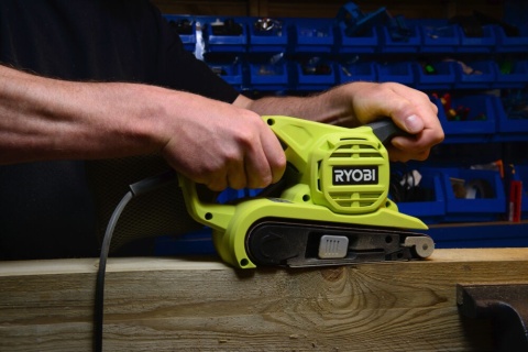 Sieciowa szlifierka taśmowa wydajny silnik o mocy 800 W możliwość regulacji RBS800 RYOBI