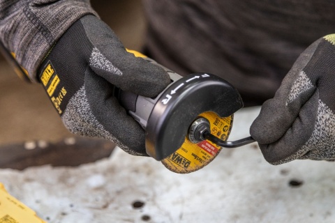 KOMPAKTOWA PRZECINARKA 1x1.7Ah 18V XR BEZSZCZOTKOWY SILNIK DCG430E2T-QW DEWALT