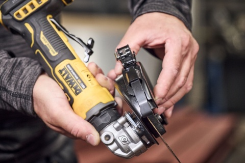 Mała Akumulatorowa szlifierka kątowa 18V 125mm Walizka DeWALT DCG404NT