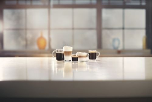 5 rodzajów kaw, w tym cappuccino, na wyciągnięcie ręki